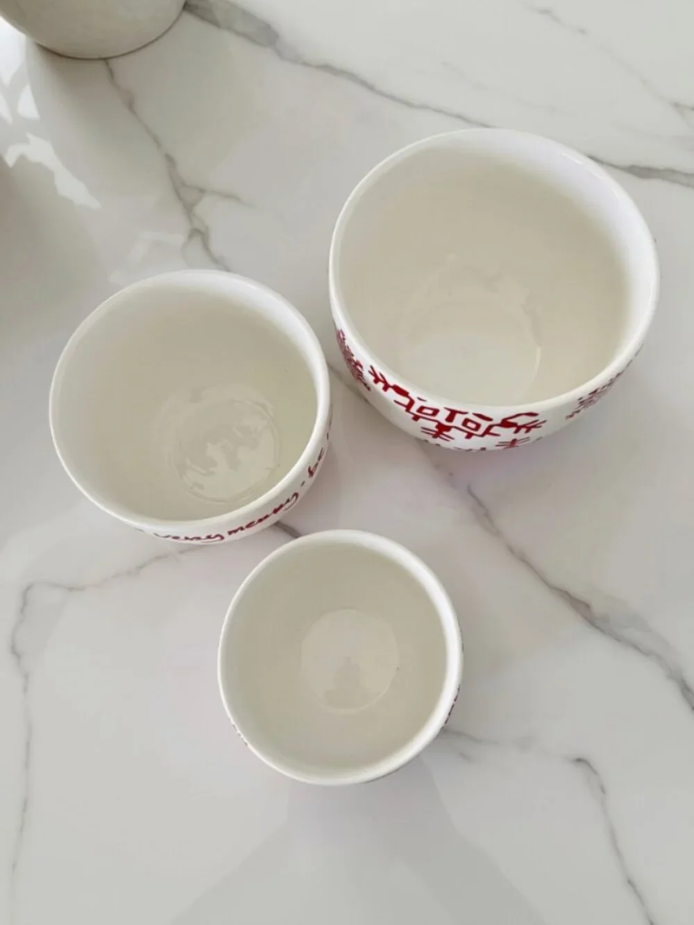 Crate & Barrel “Be Very Merry” Nesting Bowls – Set of 3
